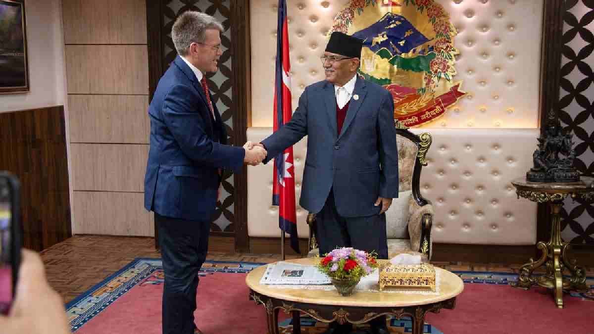 प्रधानमन्त्री दाहाल र अमेरिकी राजदूत थाेम्पसनबीच भेटवार्ता